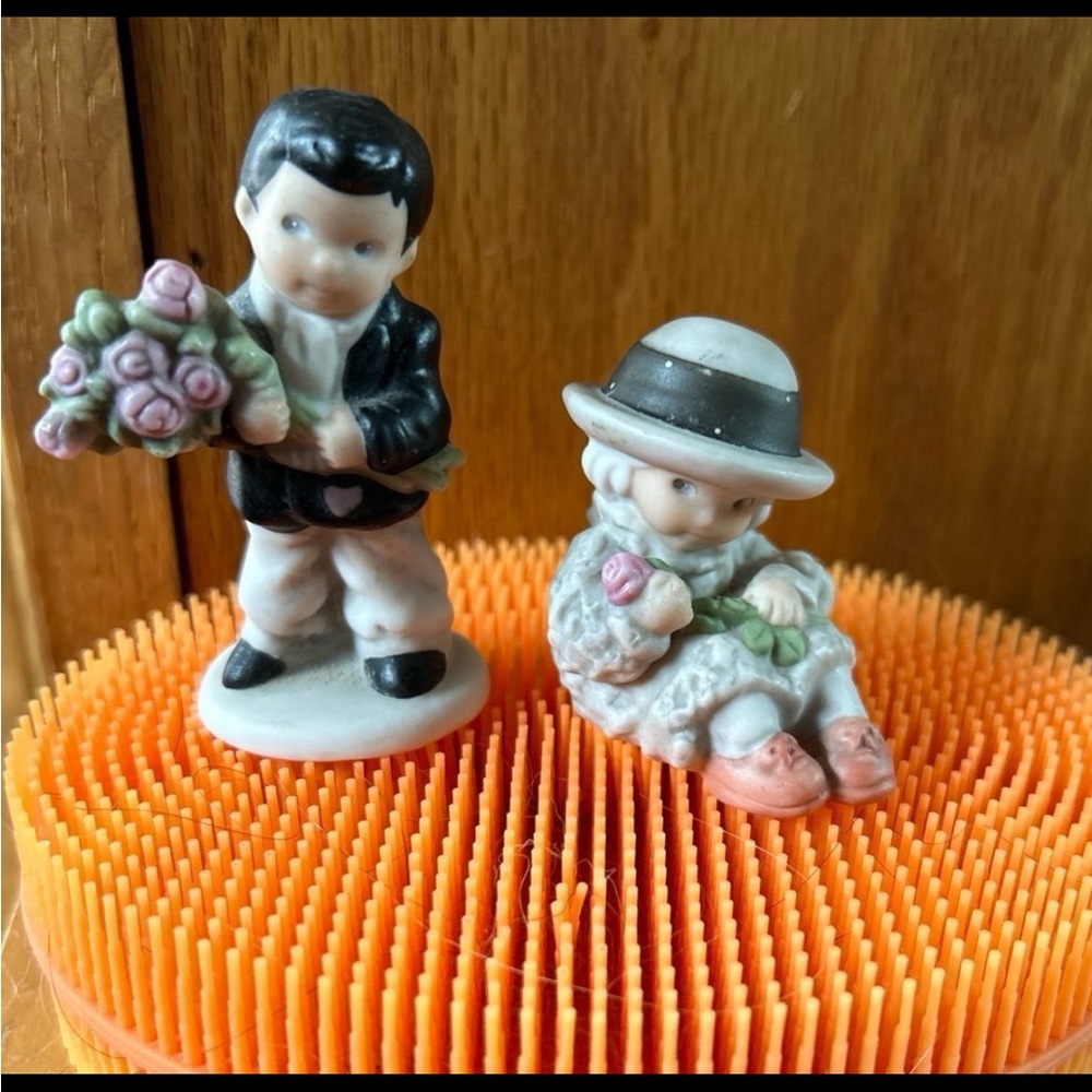 Enesco miniature boy & girl figurines “I know how to win a heart”